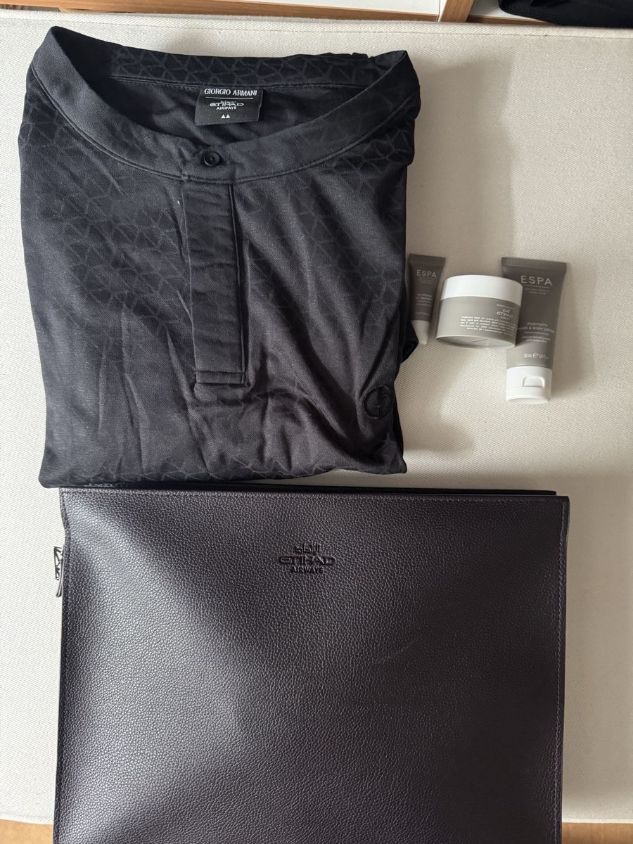 Armani Pigiami: Giorgio Armani Set: Pyjama, Ledertasche & Pflege – Nuovo (secondo la descrizione) da Zürich venduto da Orionos 1