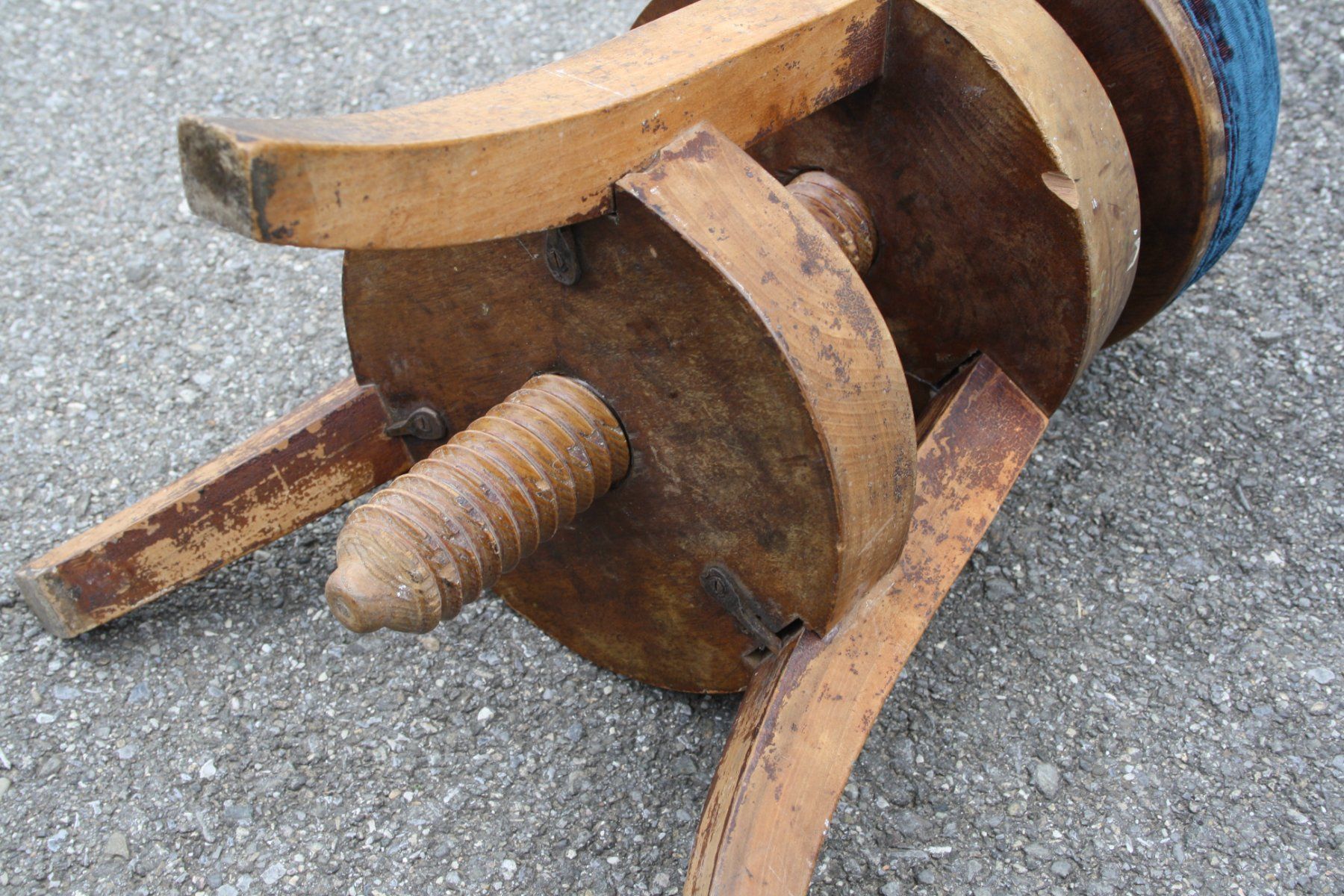 Hocker: DREHHOCKER HOCKER HOLZ ANTIK MIT HOLZGEWINDE – Gebraucht aus Wauwil von Pneuedy 4