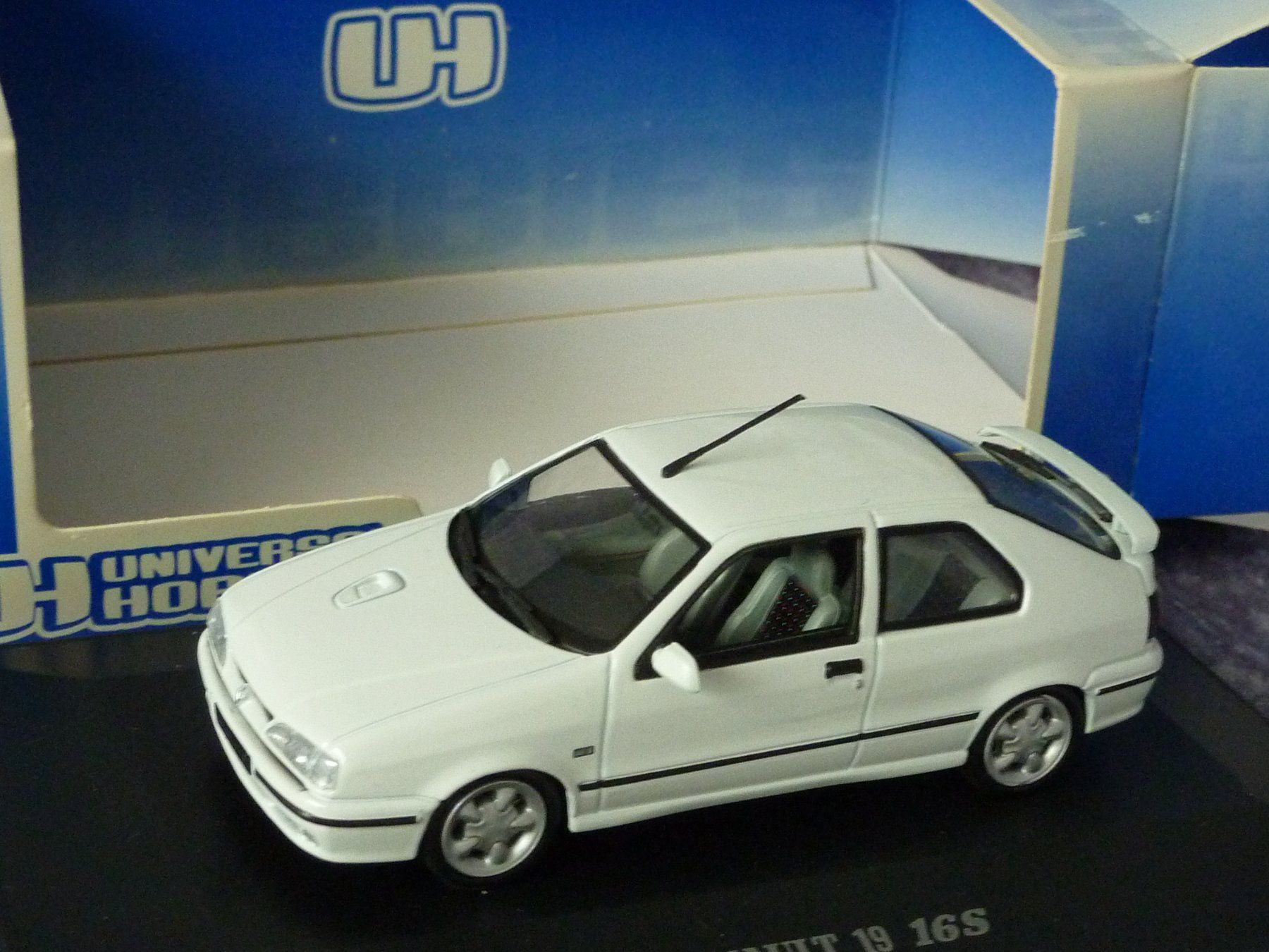 Renault Modellautos: Renault 19 16S  1:43 – Neu und originalverpackt aus Dürrenäsch von