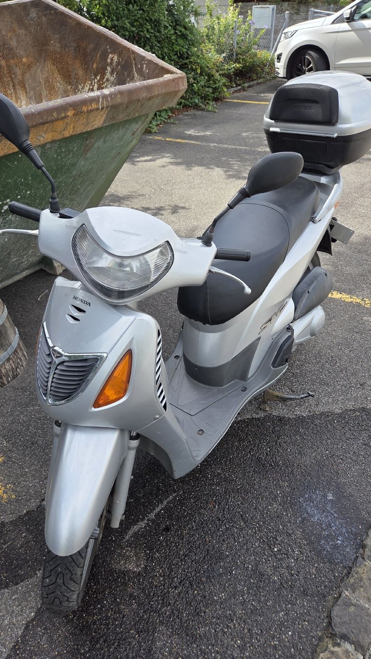 Honda Scooters: Roller Honda SH125 - defekt – Defekt aus Ebmatingen von and_wlz9
