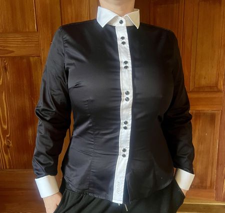 Massgeschneiderte Petite-Bluse - Schwarz mit weissen Details
