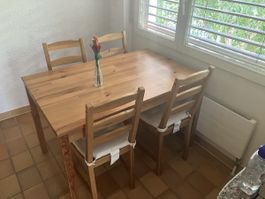IKEA Hägernäs, Tisch mit 4 Stühlen