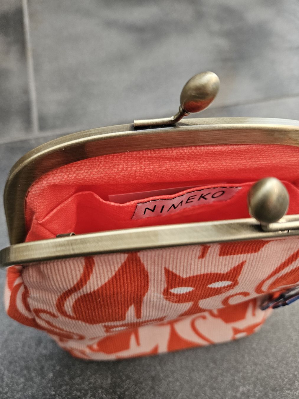 Borse da donna: Nimeko Tasche mit Katzenmuster (rot/rosa) – Nuovo (secondo la descrizione) da Ormalingen venduto da nomolnoi 1