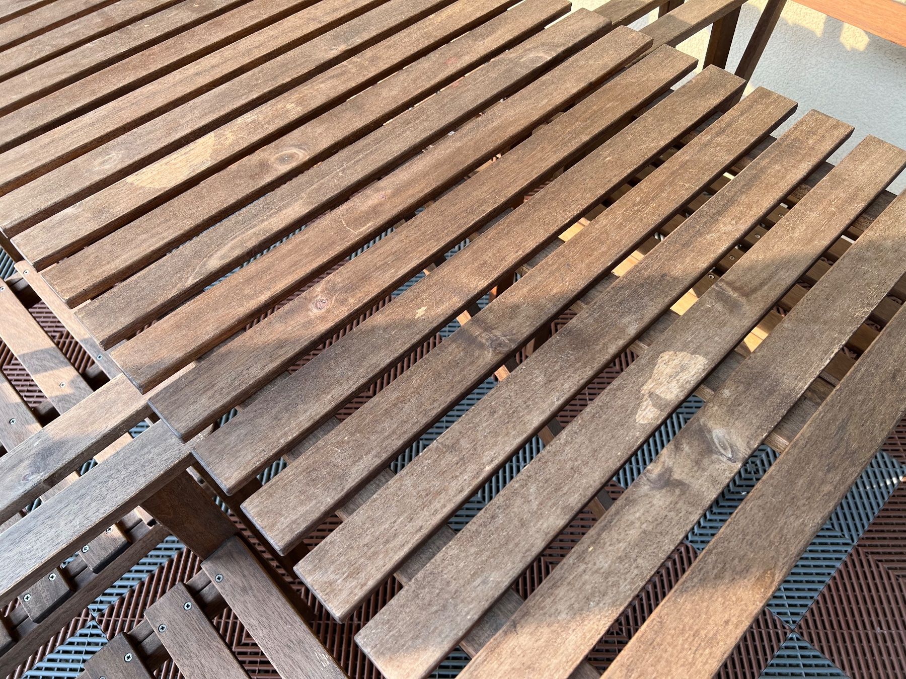 Set di tavolo e panche: IKEA Gartentisch aus Holz mit vier Stühlen – Usato da Bettlach venduto da Tradenet100 3