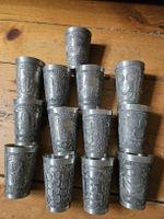 13 Zinnbecher mit Relief 95% Zinn guter Zustand