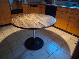 Rundtisch Granit mit Zentralsockel Chromstahl