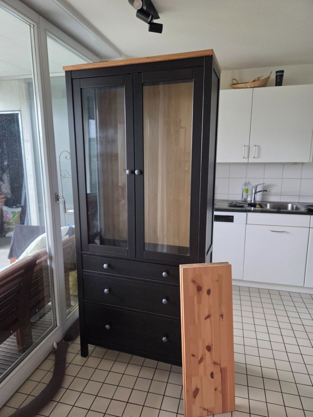 Ikea Vitrines: IKEA Hemnes Vitrinenschrank, schwarz – D'occasion à Therwil par ViperACR