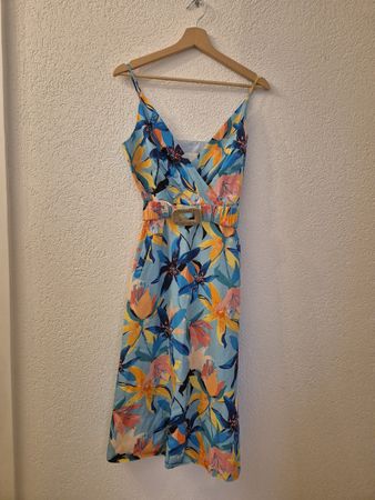 Jolie robe d'été avec ceinture