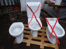 Toilette mit Abfluss nach unten