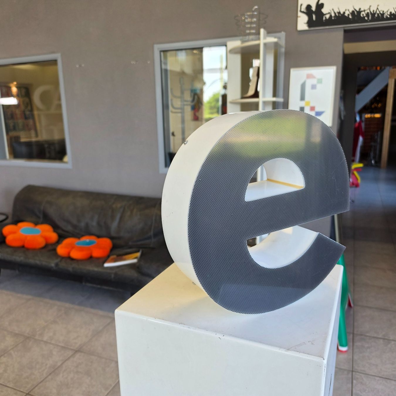 Lampade: Leuchtbuchstabe e grau mit LED Beleuchtung Leuchtreklame – Usato da Nottwil venduto da Wondewa-Shop 1