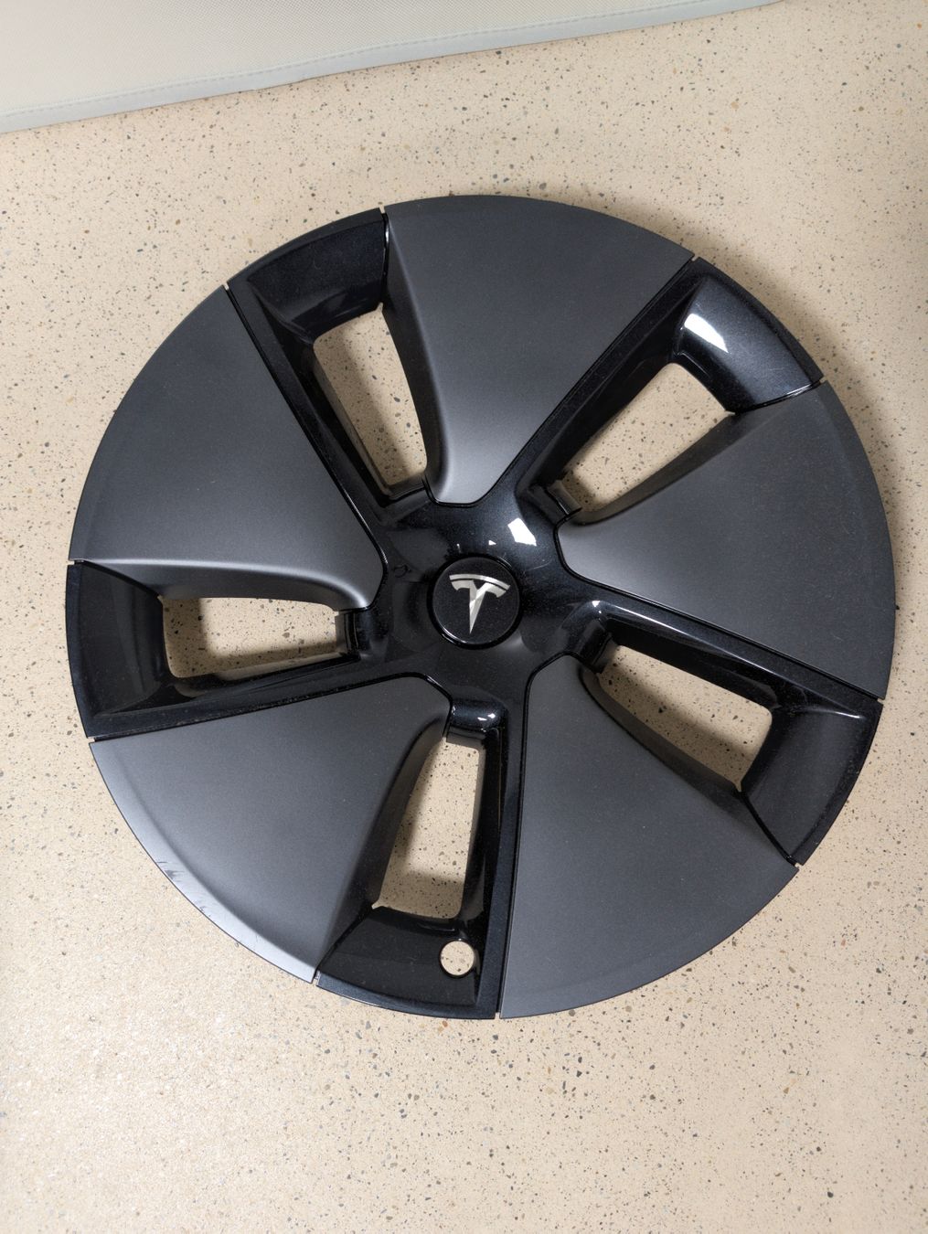 Tesla Alle Autoersatzteile: Tesla Model 3 Wheel Cover Dark Grey Used – Gebraucht aus Oberhasli von awaisgman 1
