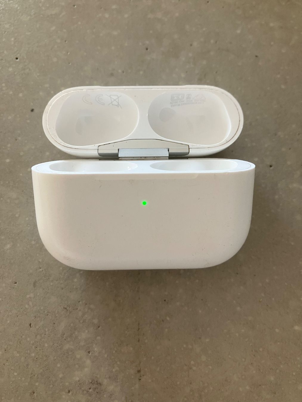 Apple Cuffie: Apple AirPods Pro 1 Charging Case – Usato da Lausanne venduto da mr.v