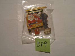 1 Päckli Pöstler mit Fahrzeug Pin (DP9)
