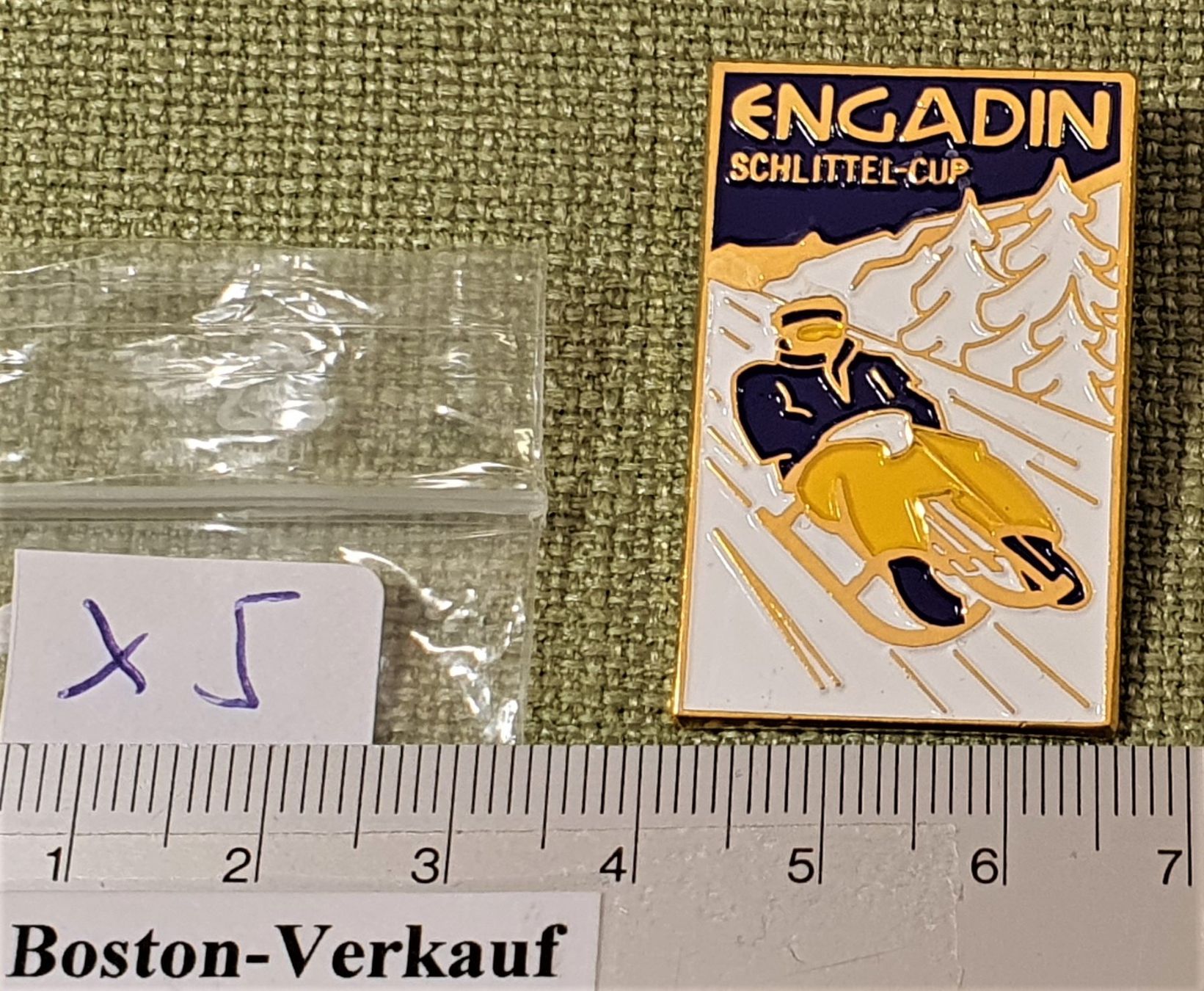 Broschen & Nadeln: X5 - Brosche Engadin Graubünden Schlittel Cup – Gebraucht aus Reinach BL von Boston-Verkauf 2