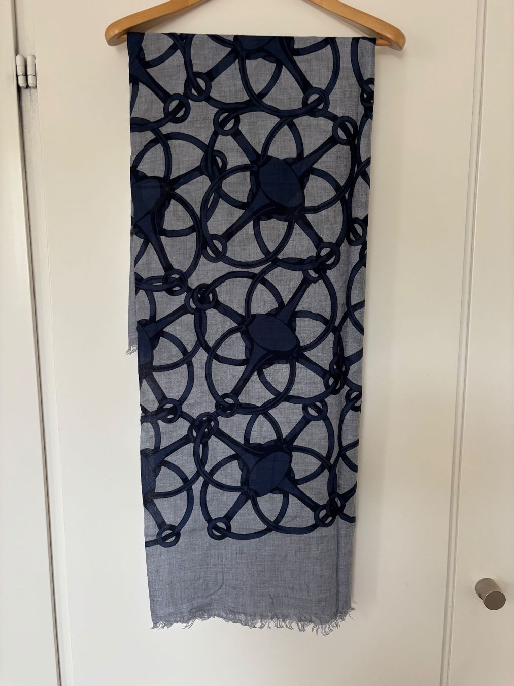 Gucci Foulard & Sciarpe: GUCCI Modal/Woll  Schal 140/140 cm – Usato da Herrliberg venduto da mayfi