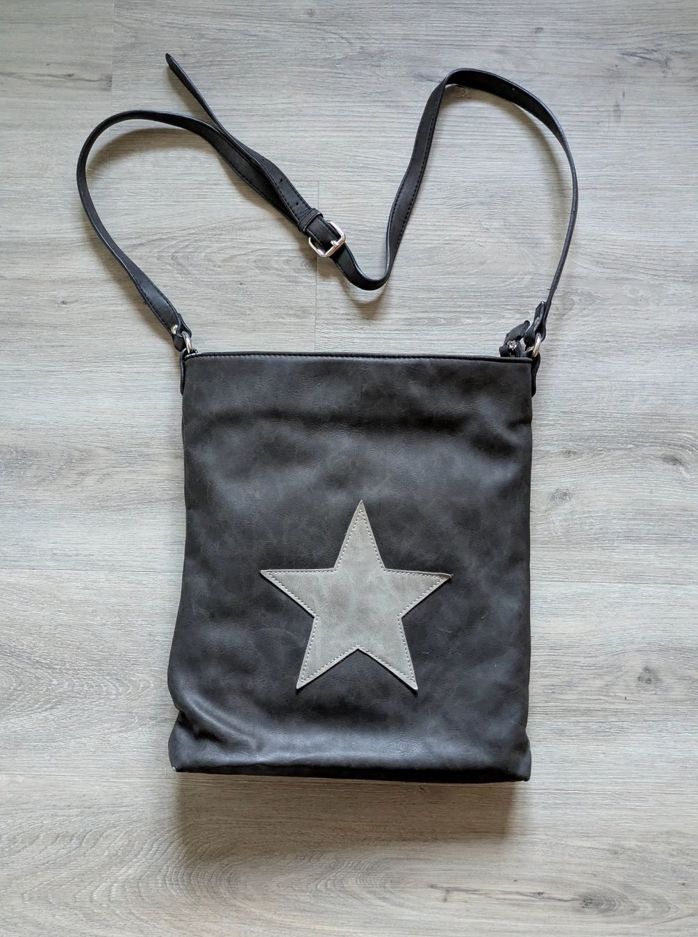 Borse: Sac bandoulière gris avec étoile – Usato da Orsieres venduto da IndianaJones50a