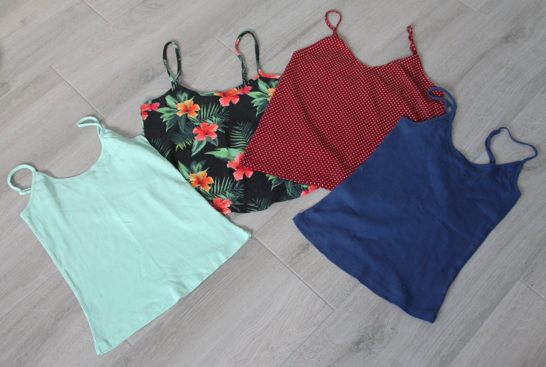Tops: Lot de 4 tops taille M – Gebraucht aus Chez-le-Bart von jasse