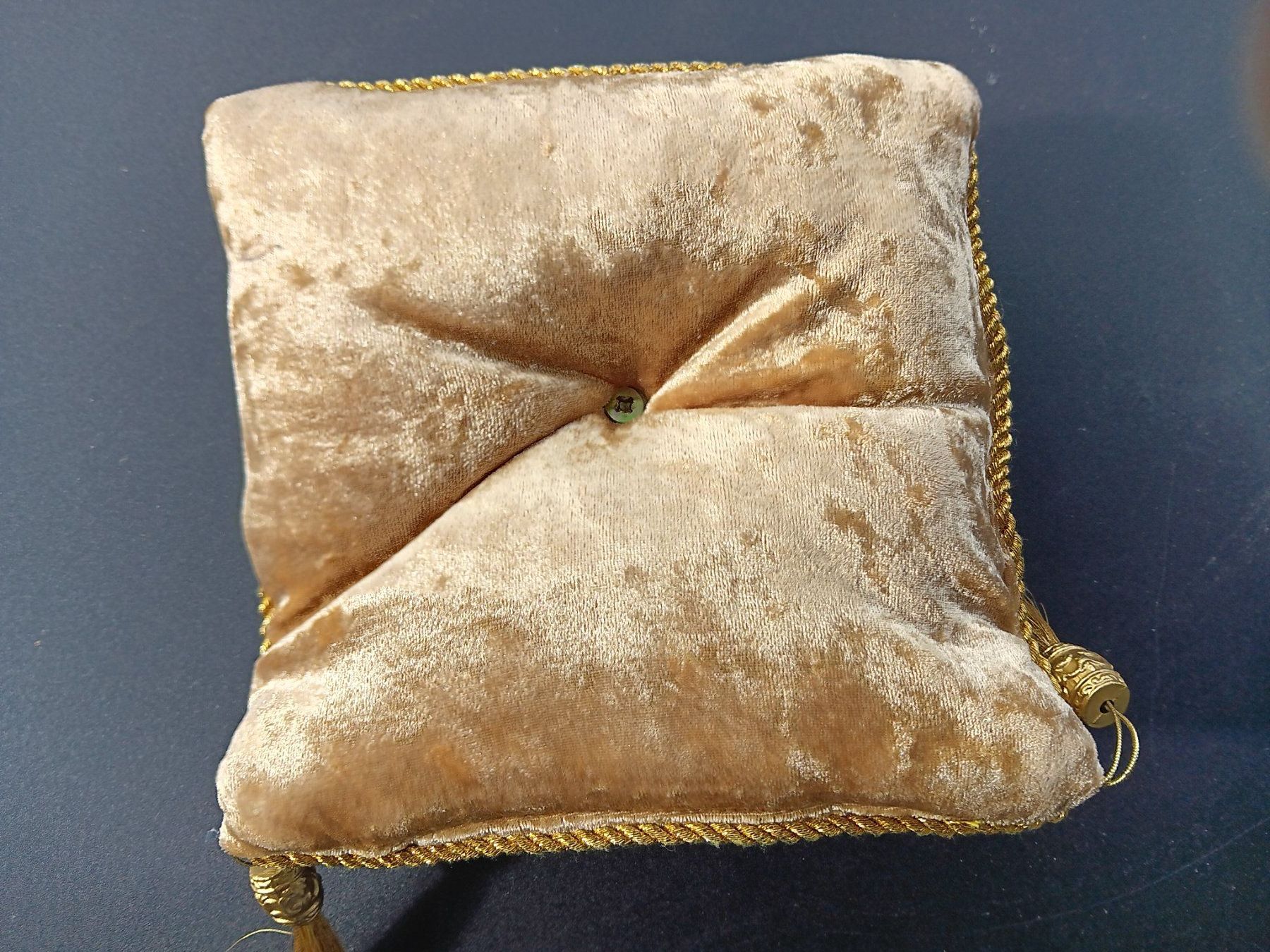 Tutte le decorazioni: Ange dormant décoratif sur coussin doré – Usato da pully venduto da gringoloko 4