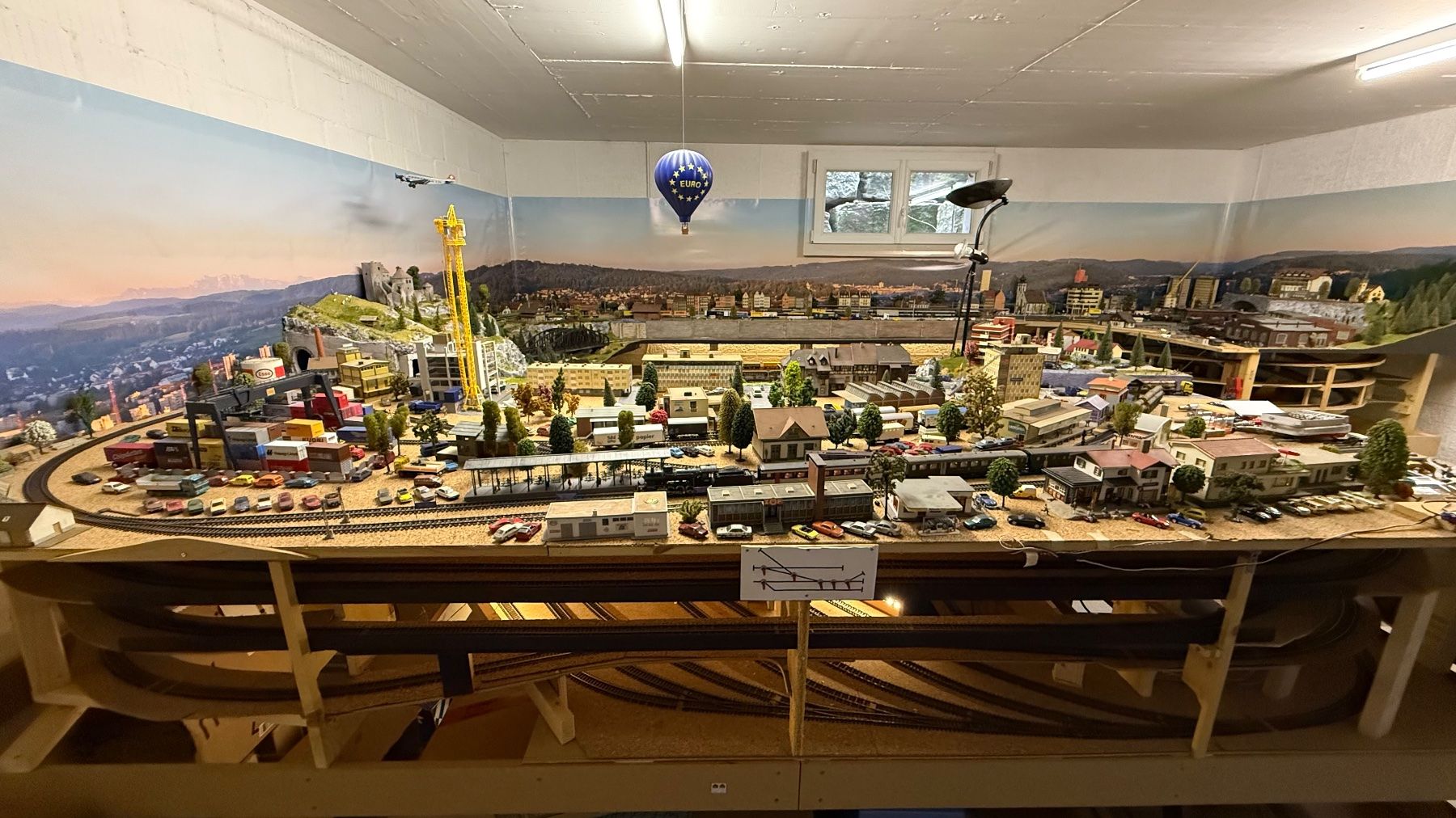 Modellini di ferrovie: Grosse Anlage mit Rollmaterial komplett, Landschaft, digital – Usato da Fehraltorf venduto da snoopydoopy 9