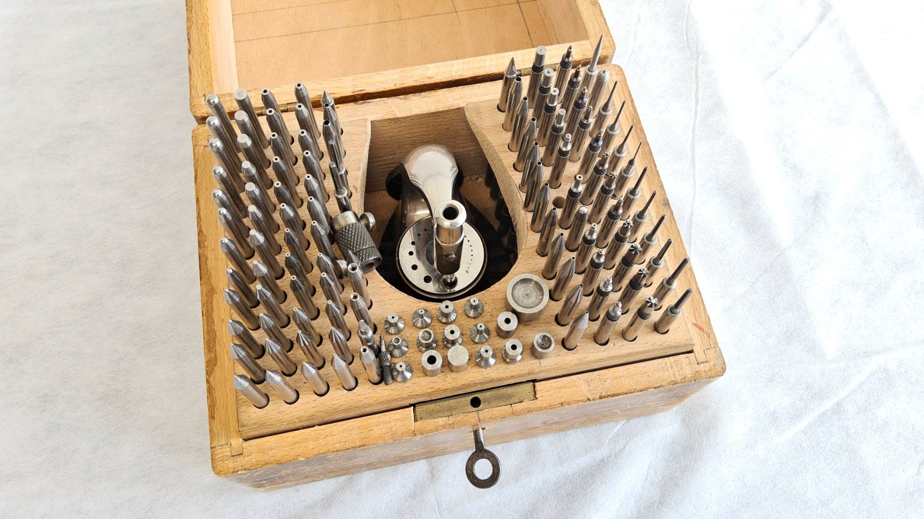 Tous les outils: Potence d'horloger dans boîte en bois – D'occasion à Malleray par Frederic24 2
