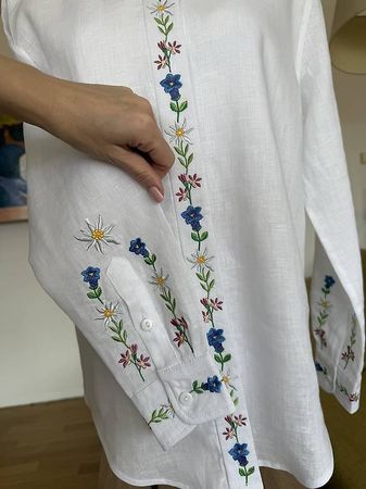 Weisse Leinenbluse mit Edelweiss Stickerei
