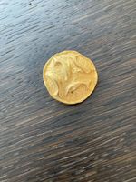 Wunderbarer goldener Schmuckknopf, mit Delphinen, neu!