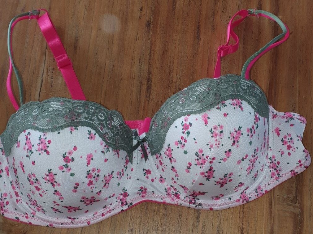 Altra biancheria intima: Romantisches BH und Slip Set Neu 85C 44/46 – Usato da Allschwil venduto da Mani6090 1