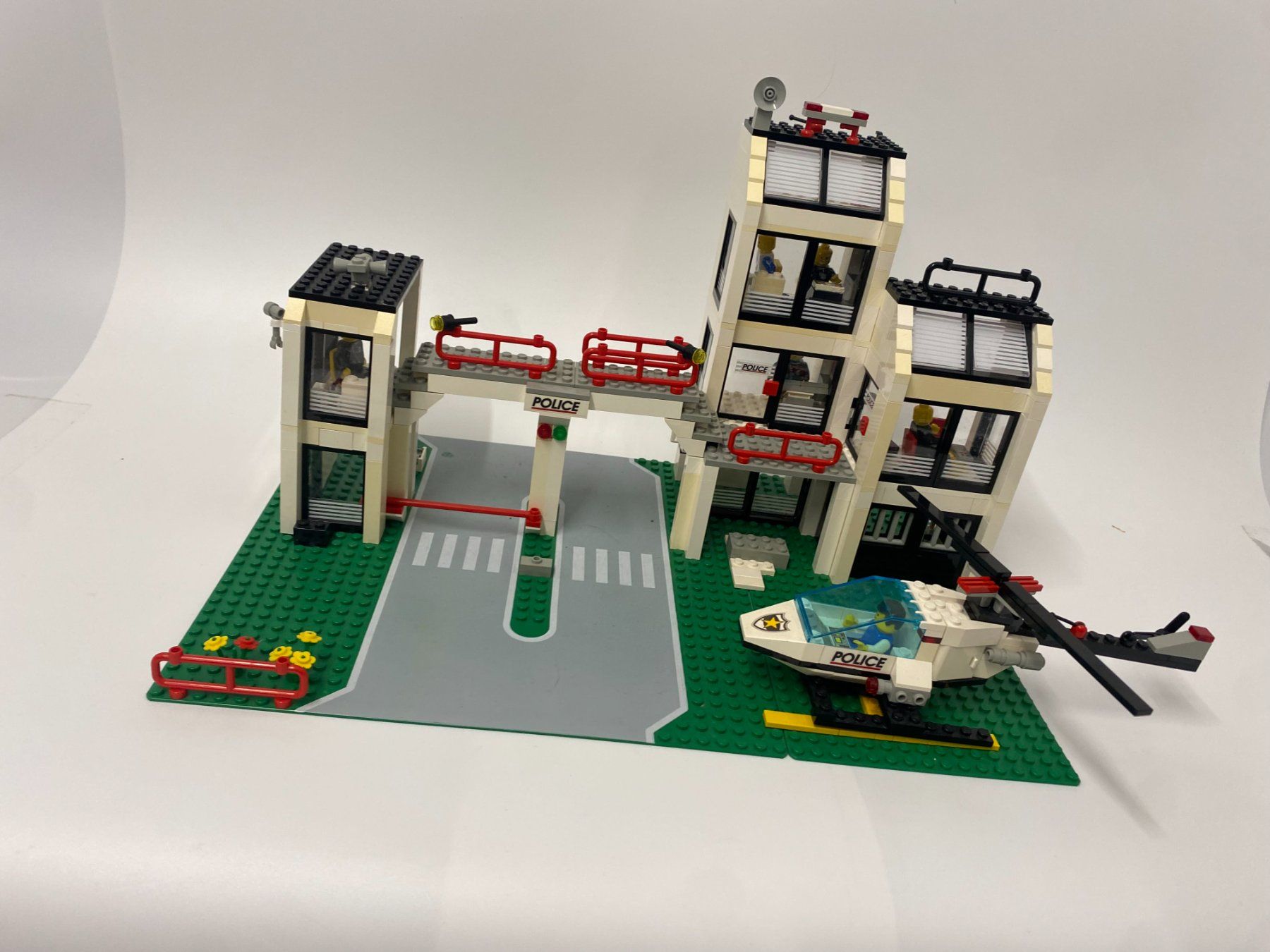 Lego Kit di costruzioni: LEGO System Polizeistation 6332 mit Helikopter – Usato da Dübendorf venduto da Limmatwerk 1
