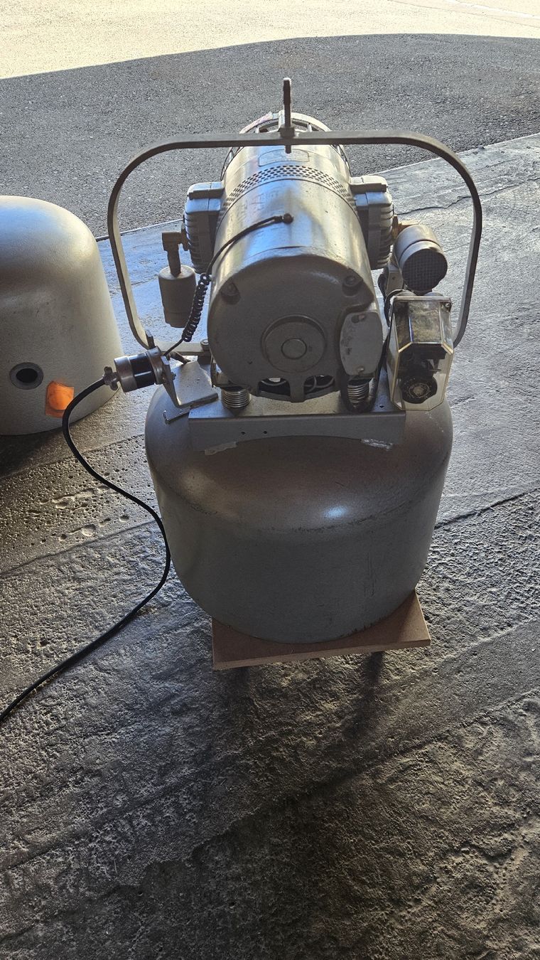 Compressori: Vintage Kompressor S.S.White No.2 Zahnarztkompressor Airbrus – Usato da Stettlen venduto da commo-ma 3