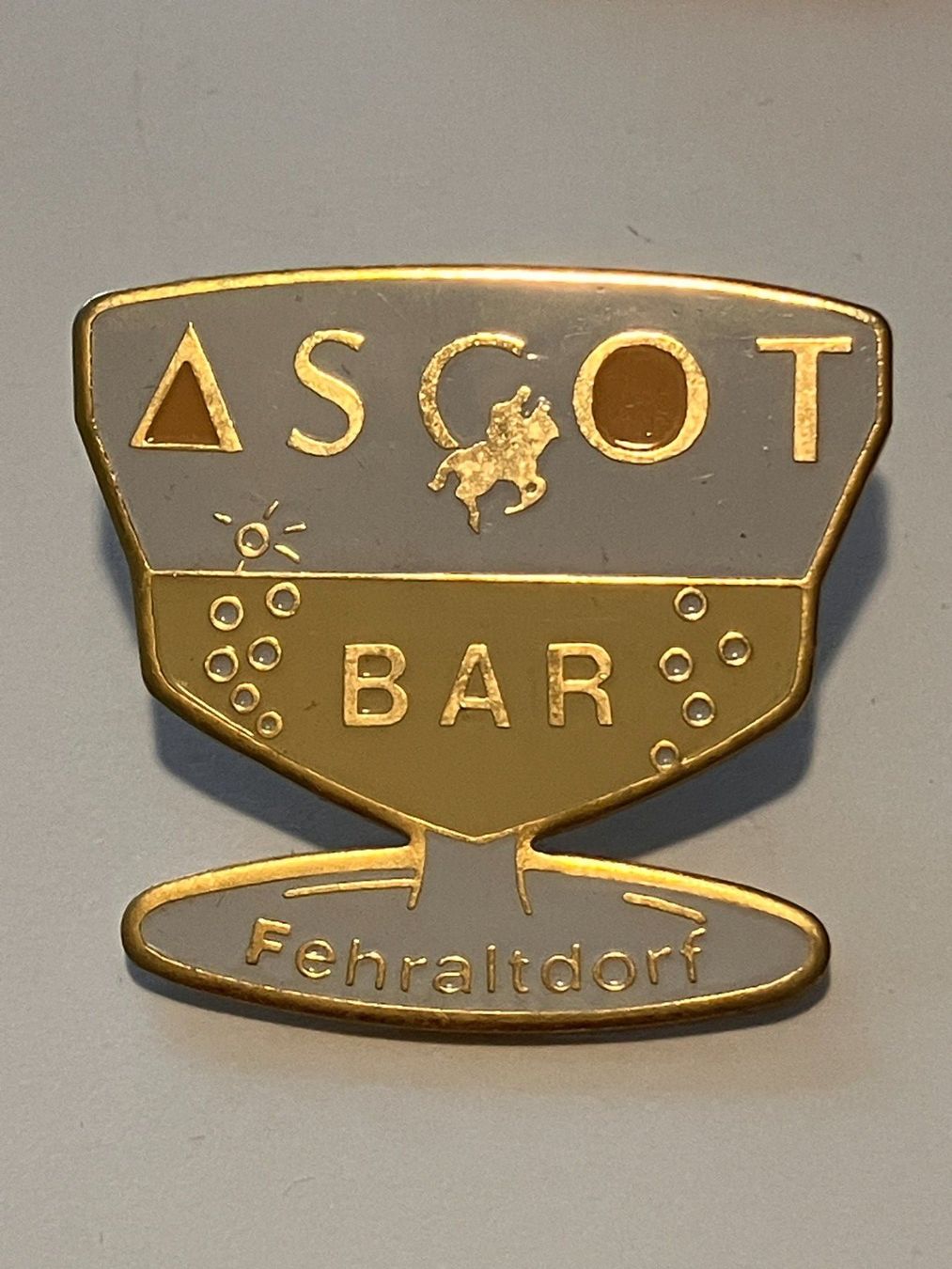 Placchette & Badge: 1 Pin Ascot Bar Fehraltdorf – Usato da Basel venduto da djwwpp