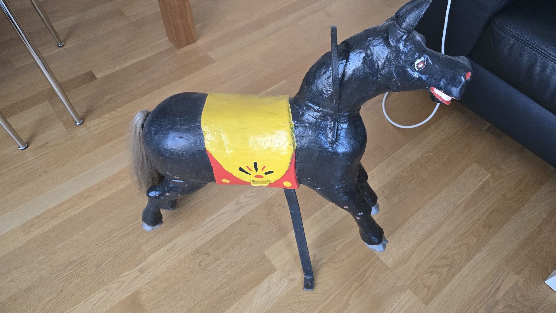 Figuren: Kleines, sehr stabiles "Karusellpferdchen" aus Metall – Gebraucht aus zürich von Wunderkind 3