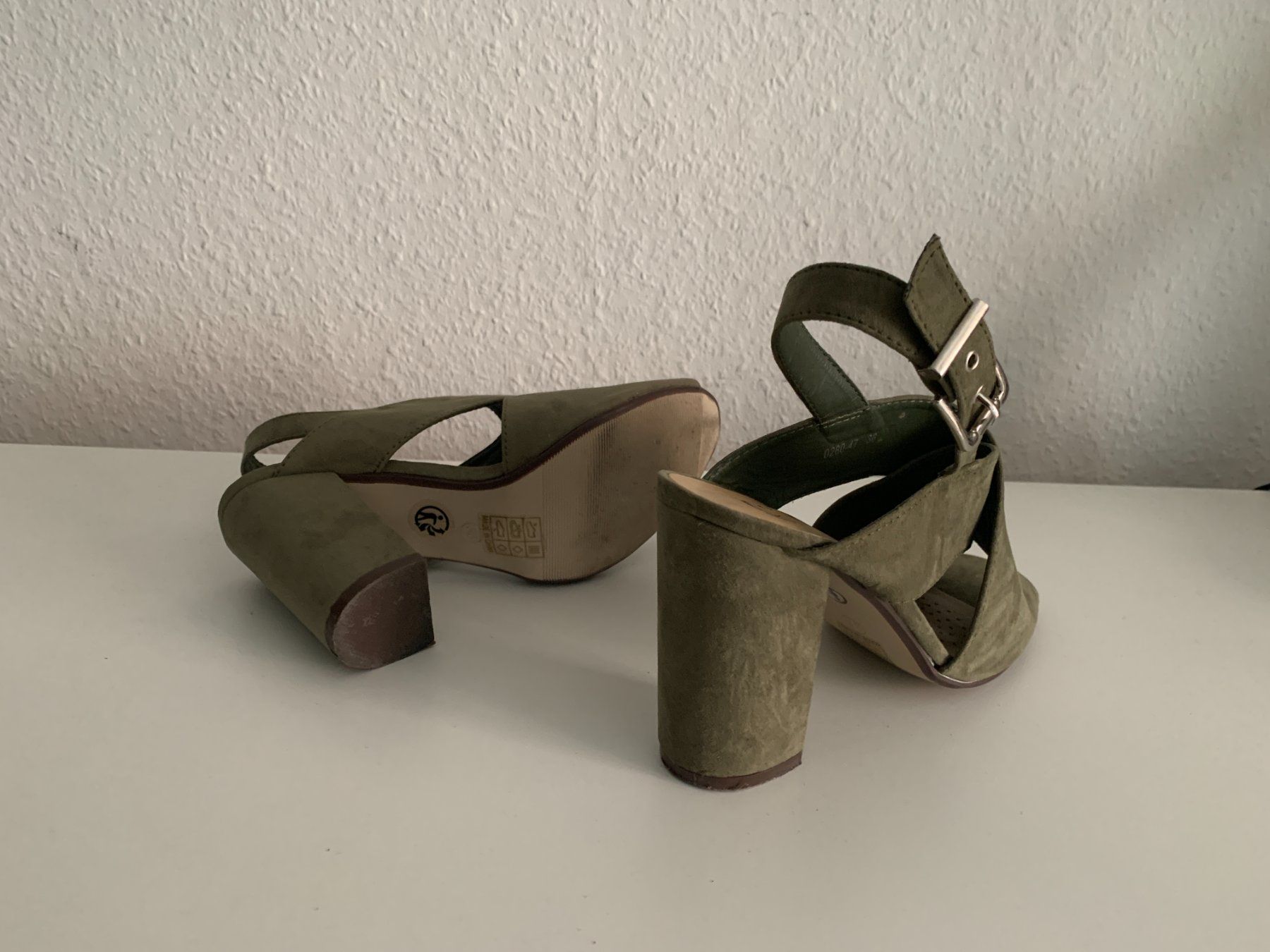 Scarpe da donna: C' M PARIS - Sandalette olivgrün 36 – Usato da Zürich venduto da Diazaio 2