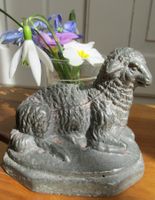 Dekoration: Blei-Skulptur, liegendes Schaf / ruhendes Lamm