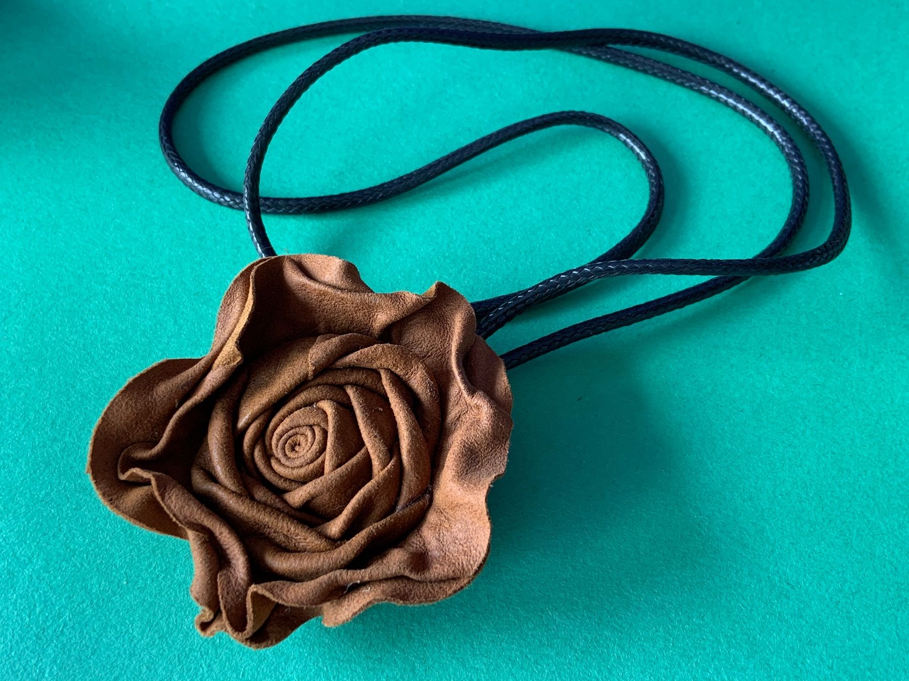 Catenine: Kette Leder-wild ROSE (90cm) – Usato da Laufen venduto da Bellavitaboom 1