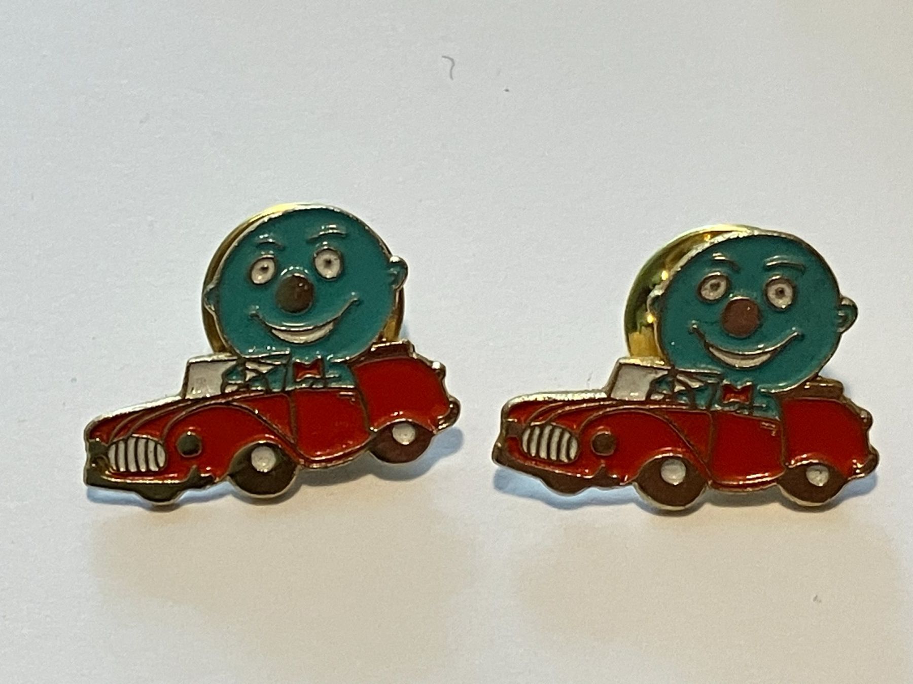 Plaketten & Abzeichen: 2 Pin Auto mit Männchen – Gebraucht aus Basel von djwwpp