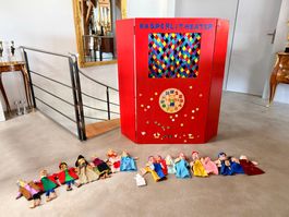 NA0111 Kasperlitheater Holz mit Uhr & 17 Handpuppen Set