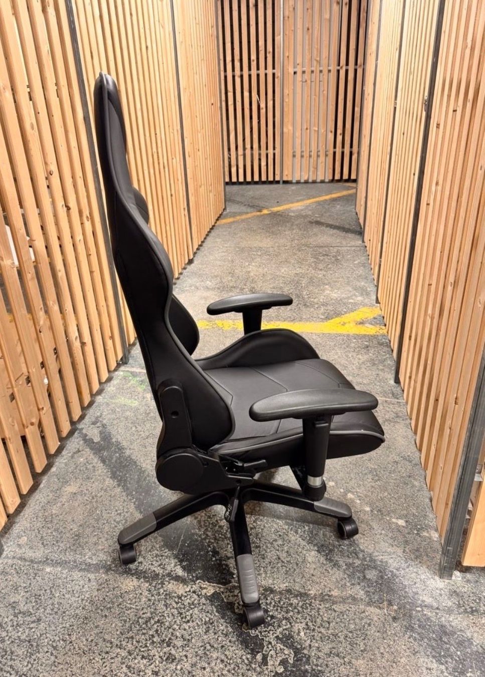 Neuwertig: Schwarzer und grauer MC Racing Gaming-Stuhl – ein (Gebraucht ...