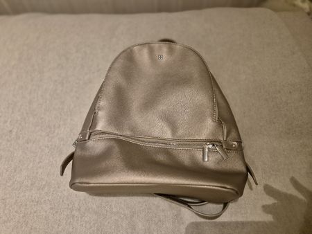 Trendiger, goldener Rucksack - perfekt für den Sommer