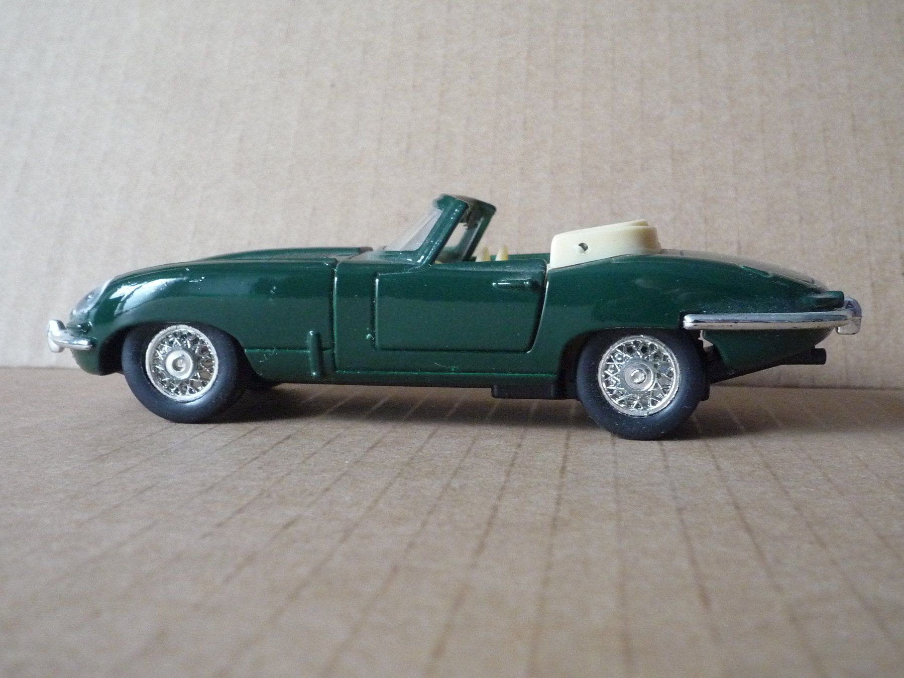 Jaguar Modellini d'auto: MC Toy Jaguar E Cabriolet 1:38 grün Pull-Back-Action – Usato da Flims Waldhaus venduto da Gutveina 3