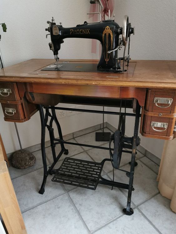 Schöne Alte Nähmaschine Mit Tisch Fotos