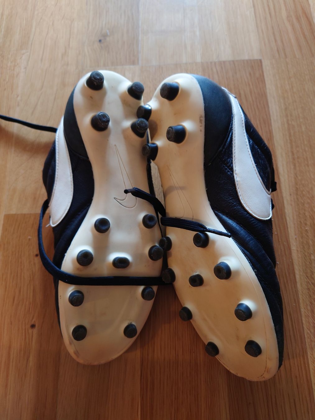 Nike Chaussures femmes: Fussballschuhe Nike Grösse 38.5 gebraucht – D'occasion à Murten par alau3 1