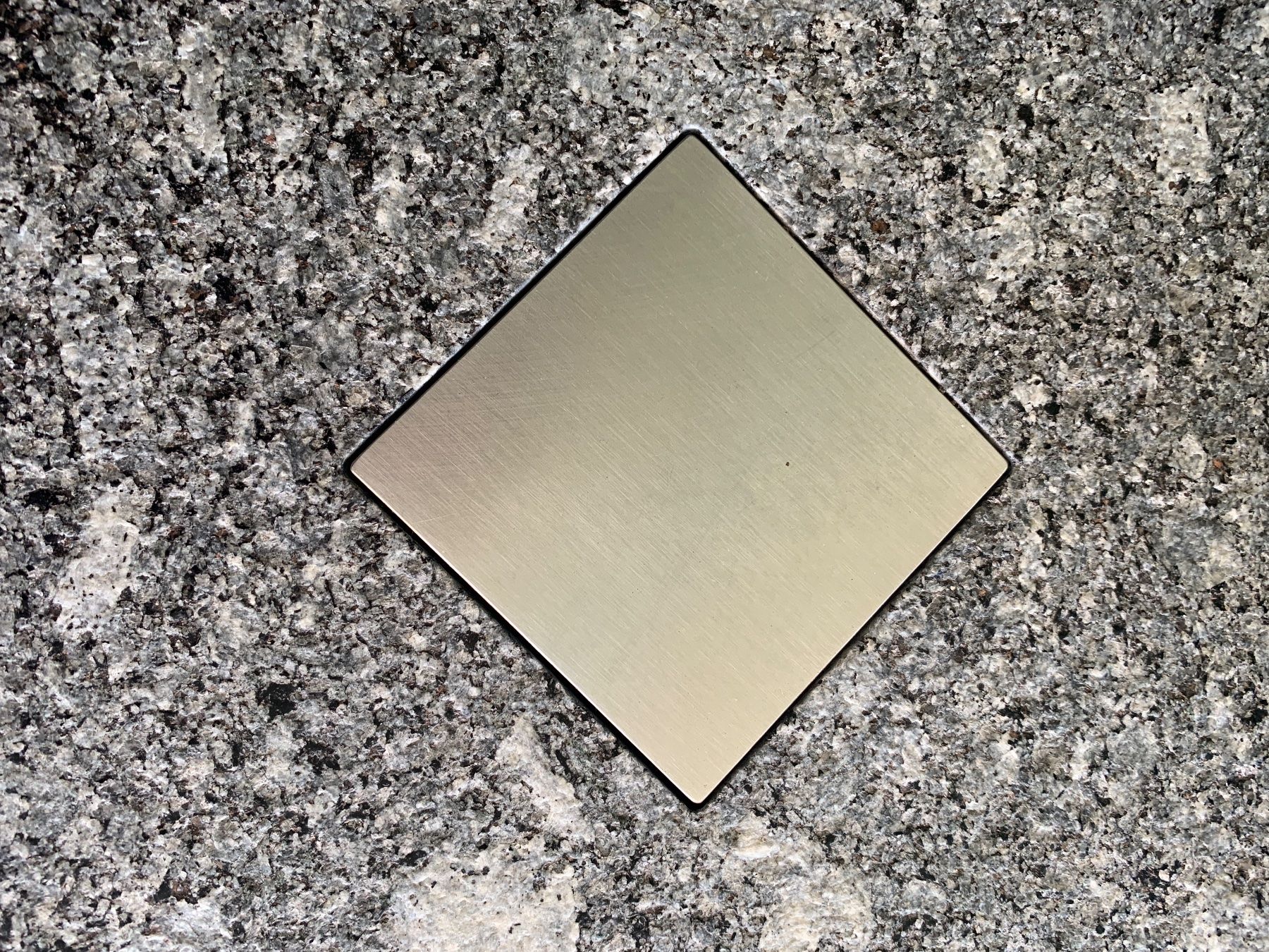 Hunn Tables: Garten- oder Balkontisch Granit mit 4 Edelstahlfüssen – D'occasion à Cham par cor_fs8w 1