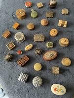 Sammlung kleiner Pillendisen