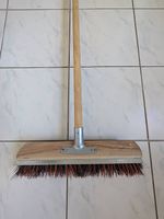 Robuster Besen mit Schareisen