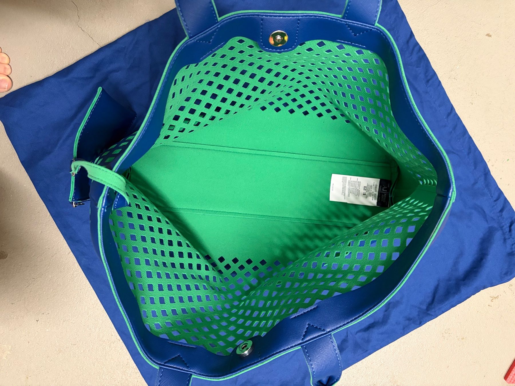 Armani Taschen für Damen: Armani Tasche blau perforiert – Gebraucht aus Oberohringen von Quartararo20 3