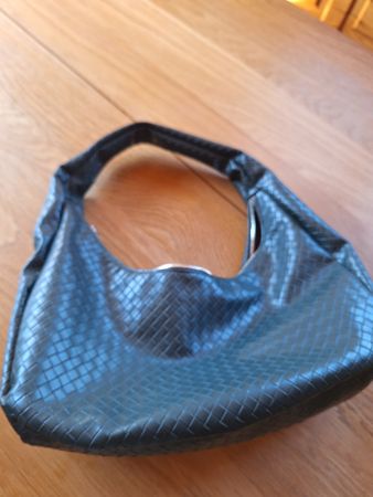 Dunkelgrüne Handtasche, neu perfekt für den Sommer.
