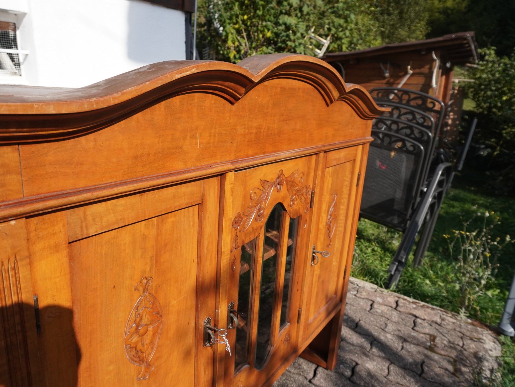 Buffets: Antikes Holzbüffet mit Schnitzereien – D'occasion à Ebnat-Kappel par sunshine0013 3