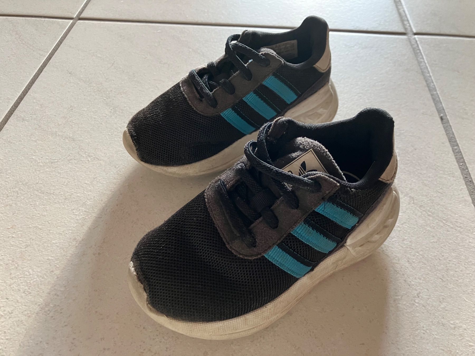 Adidas Chaussures garçon: Adidas Schuhe Grösse 22 – D'occasion à Chur par steffeli04