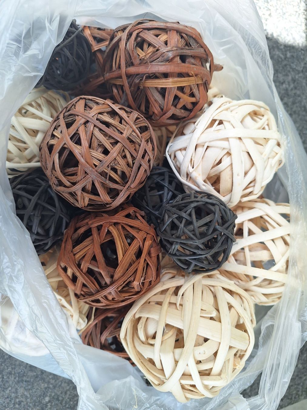 Ikea Tutte le decorazioni: Dekokugeln aus Rattan, div. Farben, div. Durchmesser – Usato da Luzern venduto da Joker84 1