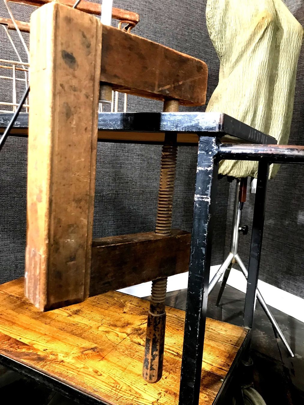 Lampade: Lampe aus antiker Schraubzwinge – Usato da Laufenburg venduto da industrial-silence 2